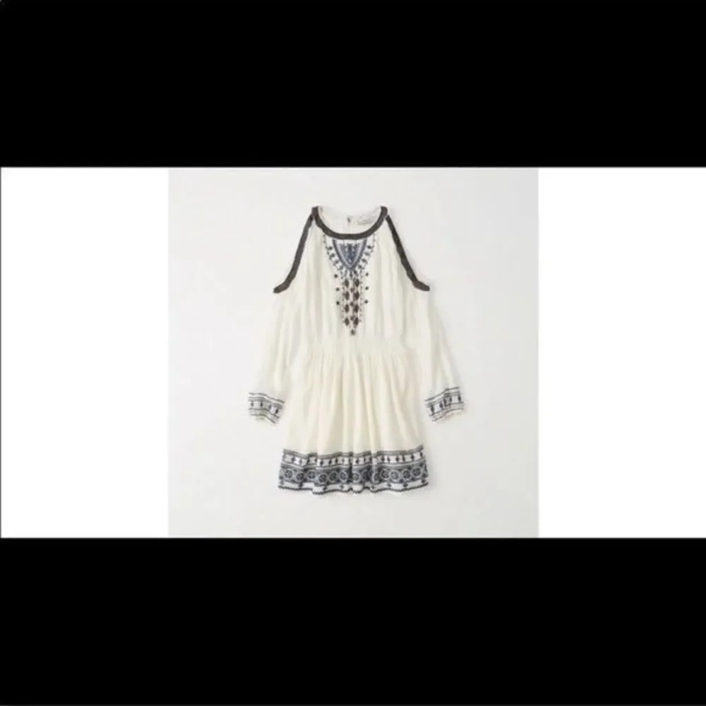 - Abercrombie &Fitch cold shoulder embroid…